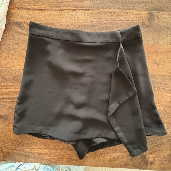 Aritzia Babaton Drape Front Skort - Picture 2 of 6